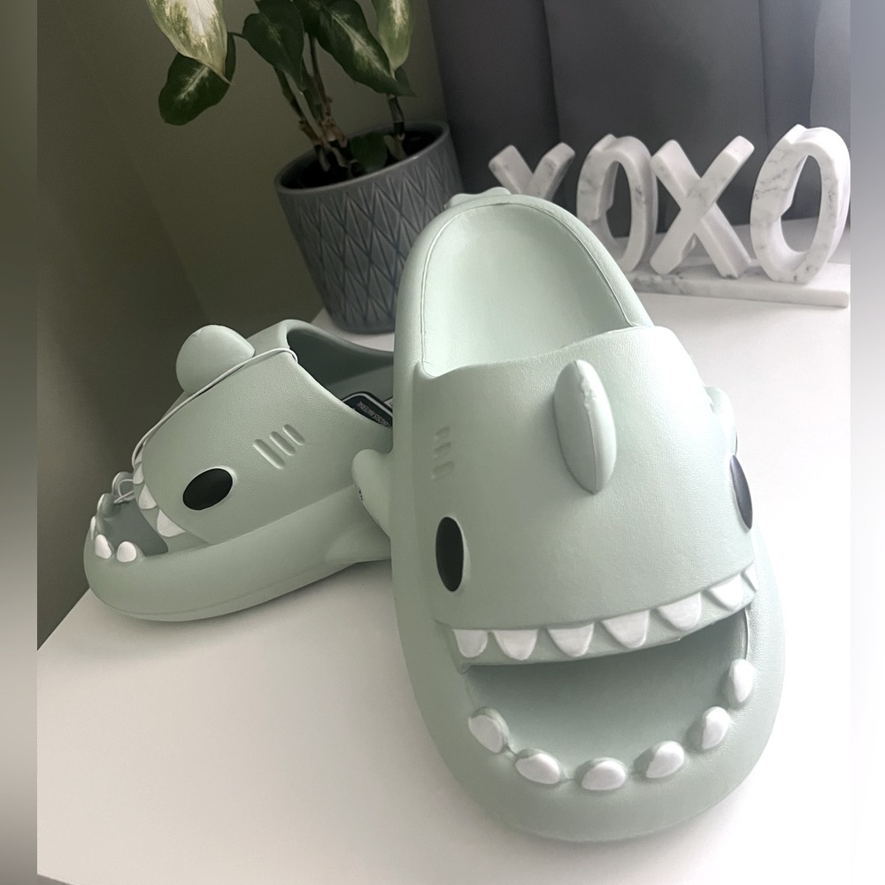 NWT - 8.5/9.5w - Shark Cloud Foam Slides / Pillow Slippers - Mint Green